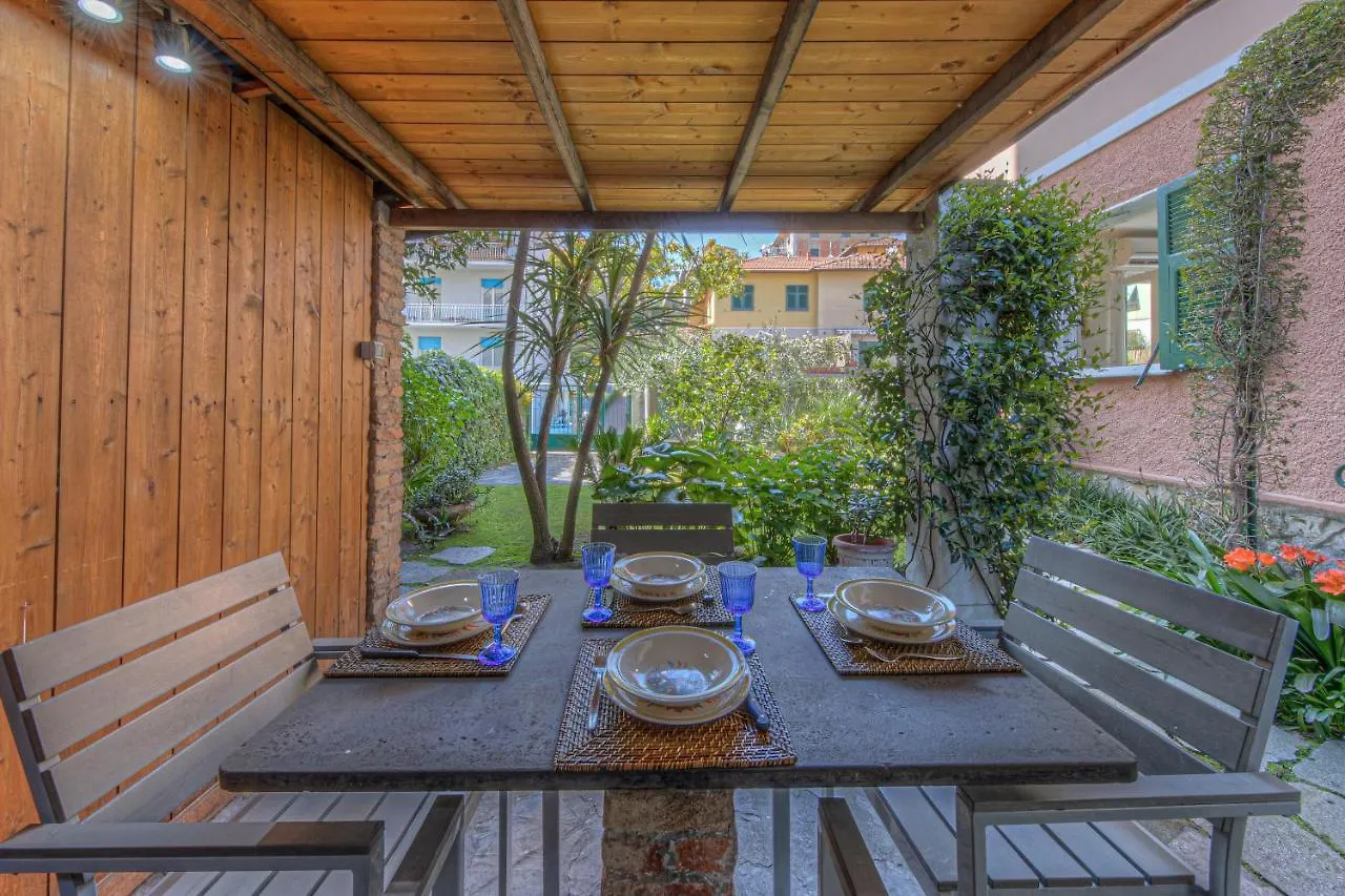 Villa Torretti Centro, Relax E Parcheggio Privato ラッパロ 0*,  イタリア